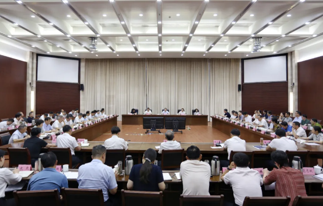 市委理论学习中心组举行集体学习会